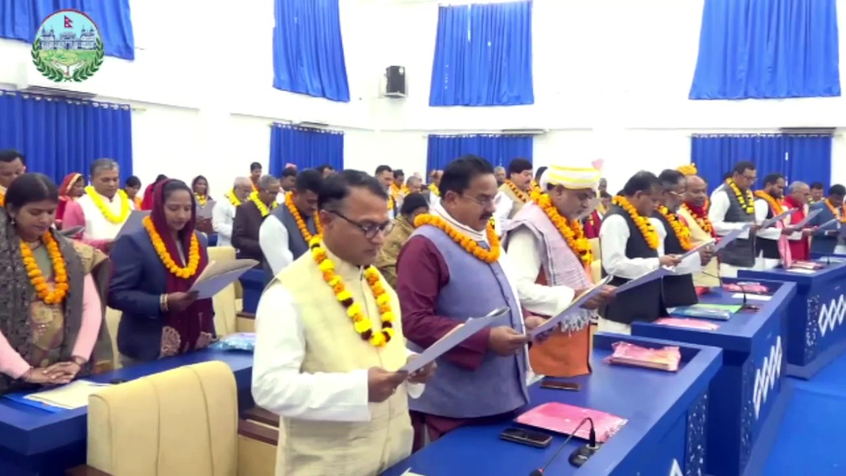 मधेस प्रदेशका सांसदहरूले लिए शपथ